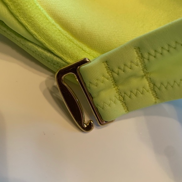 Victoria’s Secret Bikini - Picture 4 of 6